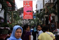 Spanduk tersebut  bergamabrt hati dan kumis dengan sejumlah tulisan.