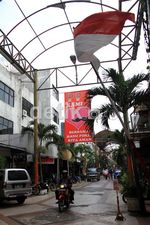Spanduk Dukung Foke Menggantung di Pasar Baru