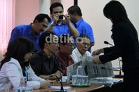 Tina juga menyertakan kutipan berita di media-media itu. Kompas, Warta Kota, dan Rakyat Merdeka menurunkan berita itu pada Selasa (28/8), sedangkan Berita Kota pada hari ini.