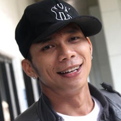 Wow, Pernikahan Norman Kamaru Dirayakan Orang Sekampung