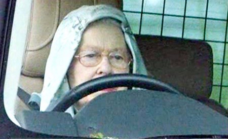 Wuuush! Gara-gara Foto Pangeran Harry, Ratu Elizabeth Ngebut Wuuush! Gara-gara Foto Pangeran Harry, Ratu Elizabeth Ngebut