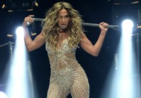 Dengan tongkatnya, penyanyi berusia 43 tahun itu tampil super seksi. Michael Buckner/Getty Images.