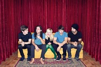 Walk off the Earth menjadi pembicaraan setelah sukses meng-cover lagu Somebody That I Used to Know milik Gotye. (dok. walkofftheearth.com).