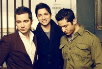 Boyce Avenue juga mengawali kariernya lewat mengunggah video mereka meng-cover lagu dari penyanyi terkenal di YouTube. Mereka juga sempat tampil bersama Goo Goo Dolls dan Switchfoot. (dok. boyceavenue.com)