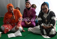 Pengajian tersebut digelar di lapangan depan rumah Nunung di Sumber, Solo, Jawa Tengah.