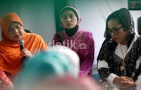 Nunung tampak serius saat pengajian.