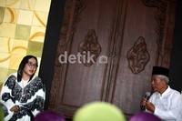 Nunung mendengarkan tausyiah yang disampaikan ustad.