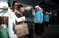 Nunung juga membagikan paket untuk anak-anak yatim.