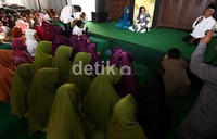 Nunung bersama peserta pengajian mendengarkan tausyiah yang disampaikan ustad.