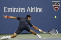 Djokovic berusaha mengembalikan bola dari Paolo Lorenzi. Di babak kedua, Djokovic akan dipertemukan dengan Rogerio Dutra da Silva atau Teymuraz Gabashvili. REUTERS/Adam Hunger.