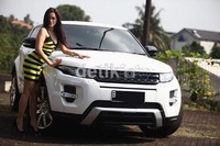 Paulina tampak seksi dengan balutan dress berwana kuning hitam.