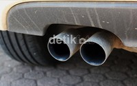 Muffler ganda seakan menunjukkan seberapa besar kekuatan yang muncul dari mesin VW Golf TSI. Dadan Kuswara/detikOto.