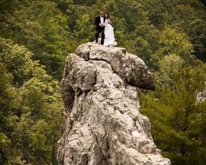 Wow! Wanita Ini Panjat Tebing Batu dengan Gaun Pengantin