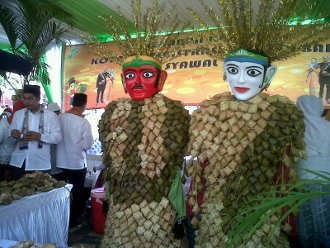 Wow! Ketupat Raksasa Mejeng di Halaman Kantor Walikota Jakbar