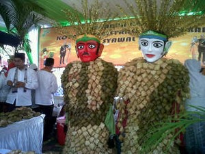 Wow! Ketupat Raksasa Mejeng di Halaman Kantor Walikota Jakbar