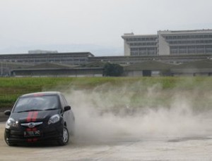 Menyiksa Honda Brio di Lanud Husein Sastranegara
