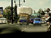 Foto ini diambil di jalan Yogya-Solo tepatnya di perbatasan Klaten dan Boyolali. Muatan truk yang melebihi kapasitas bak membahayakan pengguna jalan lainnya.Foto: Dili Handriya