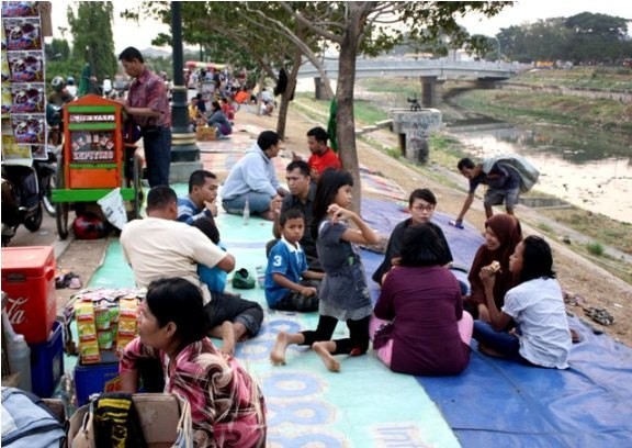 Salah satu keluarga yang asyik menikmati suasana sore sambil lesehan di tepi BKT (Desi Puspasari/detikTravel) Salah satu keluarga yang asyik menikmati suasana sore sambil lesehan di tepi BKT (Desi Puspasari/detikTravel)