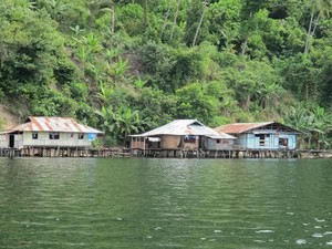 Cantiknya Ayapo, Desa Apung di Danau Sentani