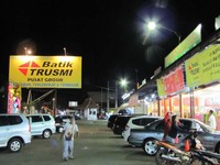 Di Trusmi, Cirebon, belanja batik bisa dilakukan sampai larut malam. Pusat Grosir Batik Trusmi yang modern buka mengikuti jam operasional mal hingga pukul 21.30 WIB (Fitraya/detikTravel)