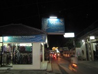 Aneka toko batik di Trusmi buka sampai malam karena tingginya animo wisatawan. Jam ramainya pada tengah hari dan selepas Magrib (Fitraya/detikTravel)