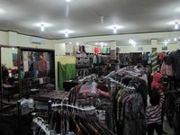 Trusmi menyediakan batik beraneka jenis. Suasana belanja batik malam hari juga lebih enak karena udara sudah tidak panas (Fitraya/detikTravel)