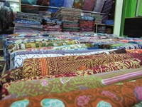 Aneka kain batik di Trusmi. Untuk batik tulis asli, harganya bisa mencapai jutaan rupiah. Namun produk lain seperti baju, dijual mulai Rp 30.000 (Fitraya/detikTravel)