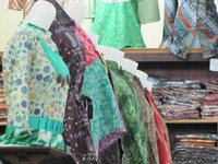 Model baju batik pun macam-macam, penuh gaya dan tidak norak. Ada batik anak, untuk busana kerja, untuk perempuan, atau acara formal. Semua lengkap (Fitraya/detikTravel)
