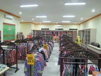 Suasana toko batik yang modern. Jelajahilah satu toko ke toko lain untuk berburu batik kesukaan Anda. Malam hari tentu cuaca tidak panas dan kita bisa lebih nyaman berjalan-jalan. (Fitraya/detikTravel)