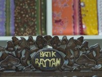 Sejumlah toko yang bisa Anda datangi misalnya Batik Wening, Batik Hafiyan, Batik Rayyan dll. Batik Nofa yang termasuk favorit, tidak buka sampai malam hari (Fitraya/detikTravel)