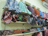Aneka produk batik dijual lengkap, mulai dari baju kerja, acara formal, baju anak, dompet, tas, taplak, tas laptop dll. Semuanya berbahan batik (Fitraya/detikTravel)