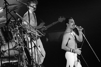 Vokalis band lawas Queen, Freddie Mercury merupakan contoh selebritas legendaris yang terinfeksi Human Imumunodeviciency Virus (HIV). Tragisnya karena pada masa itu pengobatan belum sebaik sekarang, Freddie akhirnya meninggal karena infeksi itu berkembang menjadi AIDS. (Foto: Getty Images)