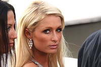 Meski kaya raya, aktris cantik Paris Hilton pernah lupa bayar loker dan barang-barangnya sempat disita. Saat itulah ketahuan, ia menyimpan resep obat Valtrex untuk mengobati herpes kelamin yang dideritanya. (Foto: Getty Images)