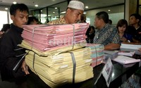 Tim S3 (Selamatkan Solo, Selamatkan Jakarta, Selamatkan Indonesia) menyerahkan berkas-berkas ke KPK. (Ramses/detikcom).