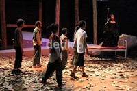 Lakon ini bercerita tentang kidung tradisional Sundamala. Meski hanya sebuah kidung, namun ada banyak hal positif yang bisa dipelajari tentang nilai-nilai kehidupan yang sering terlupakan, terutama tentang peran perempuan.