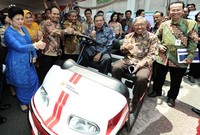 Presiden SBY dan Menteri Negara Riset dan Teknologi Gusti Muhammad Hatta berpose dengan salah satu mobil yang dipamerkan. (Cahyo Bruri Sasmito/Setpres).