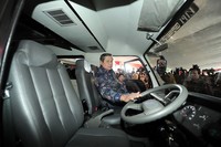 Presiden SBY melihat-lihat interior salah satu mobil yang dipamerkan. (Cahyo Bruri Sasmito/Setpres).