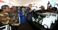 Presiden SBY meninjau stand pameran dengan didampingi ibu Ani, Menteri Negara Riset dan Teknologi Gusti Muhammad Hatta, dan Mendiknasbud M Nuh. (Cahyo Bruri Sasmito/Setpres).