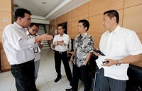 Ketua Komnas HAM Ifdhal Kasim (kiri) berbincang dengan penggiat demokrasi Adie Massardi (kanan), Ray Rangkuti (baju batik) dan Massinton Pasaribu (tengah). Para penggiat HAM ini melakukan audiensi dan diskusi soal seleksi pimpinan Komnas HAM yang molor.