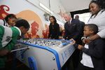 Pangeran Charles Kerap Bercanda dengan Anak-anak