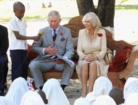 Charles membaca buku dongeng di sebuah sekolah muslim di Tanzania. Dongeng merupakan media yang mudah dipahami anak-anak daripada pidato yang bikin mengantuk. (Photo by Chris Jackson/Getty Images).