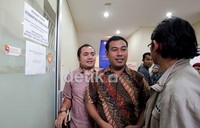 Koordinator Nasional JPRR Yusfitradi (baju batik) usai mengambil berkas dan mendaftar sebagai pemantau pemilu. Selain lembaga, perseorangan juga diperbolehkan mendaftar untuk ikut membantu kerja-kerja pemantauan.