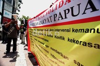 Belasan warga ini tergabung dalam National Papua Solidarity. Mereka menilai kasus kekerasan dan pembunuhan di Papua yang terus meluas sudah merupakan bencana kemanusiaan.