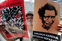 Para warga menuntut pembentukan tim investigasi khusus PBB yang bertugas menyelidiki kasus kekerasan sejak masa pra integrasi hingga terkini. 3 perwakilan pendemo akhirnya diperbolehkan menemui pejabat perwakilan PBB untuk menyampaikan aspirasinya.