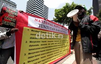 Meski hanya berjumlah belasan, polisi berseragam yang berjaga hingga 30-an personil ditambah dengan polisi tidak berseragam. Bersama petugas keamanan internal, mereka menjaga Menara Thamrin tempat perwakilan PBB berkantor.