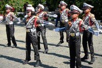 Selain baris-berbaris, para Polantas cilik ini juga jago memeragakan cara memberi tanda-tanda lalu lintas pada para pengguna jalan.