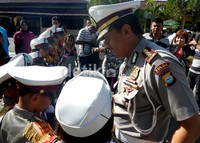 Selain disalami Kapolda Sulselbar, Dirlantas Polda Sulselbar Kombes Pol Yudi Amsyah juga ikut menyapa dan menjanjikan hadiah khusus bagi para Polantas cilik ini.
