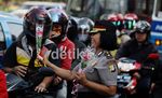 Sambut Ultah, Polwan Bagi-bagi Bunga
