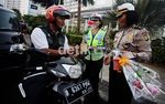 Sambut Ultah, Polwan Bagi-bagi Bunga