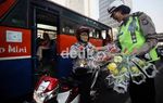 Sambut Ultah, Polwan Bagi-bagi Bunga